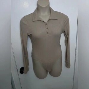 Women’s long sleeve beige cream ribbed button body suit with snaps size L 1147